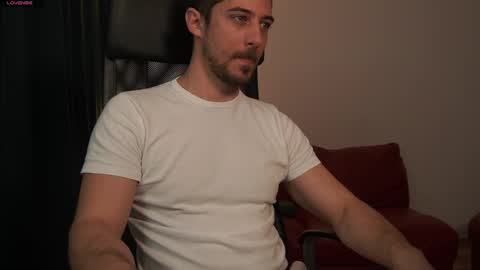 Snapshot of mrgreeneyes01 chatting on 03/31/26, 07:09 juan luis online show from 03/31/26, 07:09