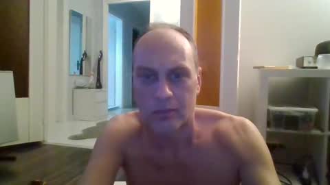 Snapshot of mrhandsomelovee chatting on 03/12/25, 10:39 Nikola online show from 03/12/25, 10:39