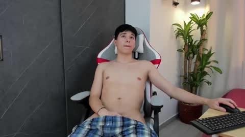 Snapshot of mrhot_night chatting on 12/02/25, 03:12 Bastian online show from 12/02/25, 03:12