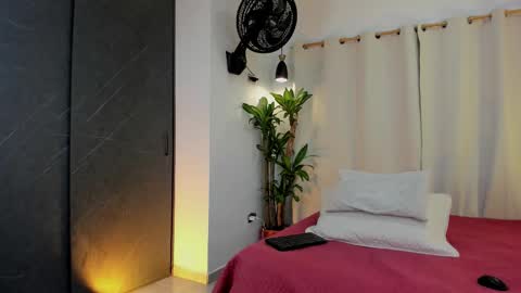 Snapshot of mrhot_night chatting on 01/10/26, 01:29 Bastian online show from 01/10/26, 01:29