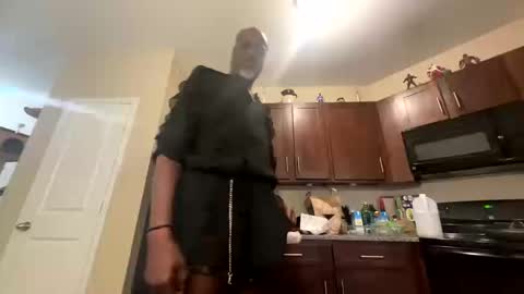 Snapshot of mrlonge1 chatting on 10/16/25, 10:11 Longbi1 online show from 10/16/25, 10:11
