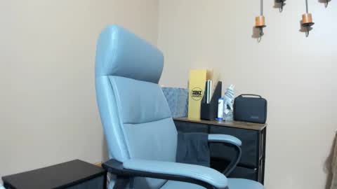 Snapshot of mromg007 chatting on 11/18/25, 04:11 mromg007 online show from 11/18/25, 04:11