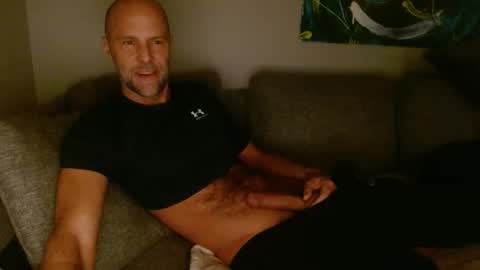 Snapshot of mrpornstar33 chatting on 04/03/26, 04:32 Twinsoulsex online show from 04/03/26, 04:32