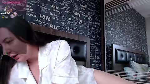 Snapshot of mrs__le chatting on 03/08/25, 12:09 Lara online show from 03/08/25, 12:09