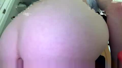Snapshot of msfreckles92 chatting on 04/30/26, 04:35 msfreckles92 online show from 04/30/26, 04:35