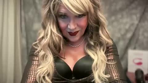 Snapshot of mskarentoy chatting on 10/17/25, 11:18 mskarentoy online show from 10/17/25, 11:18