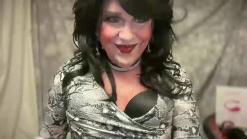 Snapshot of mskarentoy chatting on 11/28/25, 10:45 mskarentoy online show from 11/28/25, 10:45