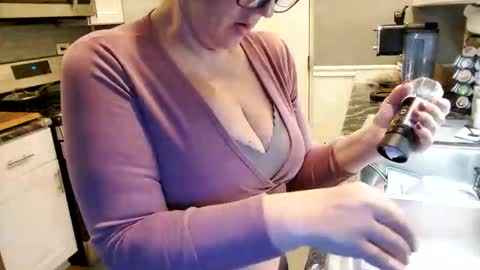 Snapshot of msmomy69 chatting on 12/15/25, 03:27 msmomy69 online show from 12/15/25, 03:27