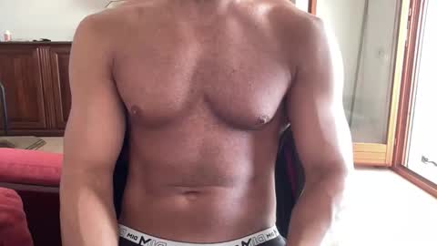 Snapshot of muscleaura chatting on 05/13/26, 09:39 muscleaura online show from 05/13/26, 09:39