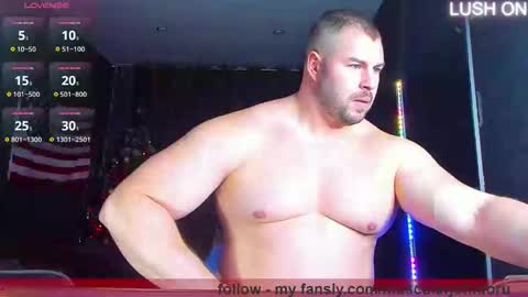 Snapshot of muscularjohnforu chatting on 01/30/25, 07:04 click icon for peach  online show from 01/30/25, 07:04