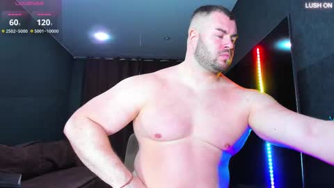 Snapshot of muscularjohnforu chatting on 02/15/25, 02:33 click icon for peach  online show from 02/15/25, 02:33