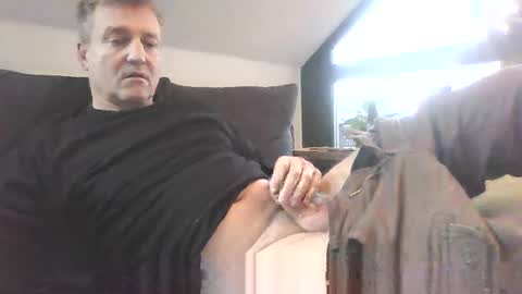 Snapshot of muskauer chatting on 12/24/24, 01:06 nobuddy online show from 12/24/24, 01:06