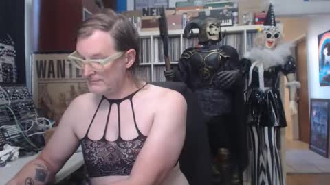 Snapshot of muziknerd chatting on 10/16/25, 09:16 Muziknerd online show from 10/16/25, 09:16