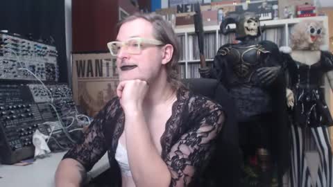 Snapshot of muziknerd chatting on 11/21/25, 01:04 Muziknerd online show from 11/21/25, 01:04