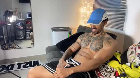 Snapshot of myke_esthetic chatting on 11/29/25, 10:46 Myke esthetic online show from 11/29/25, 10:46