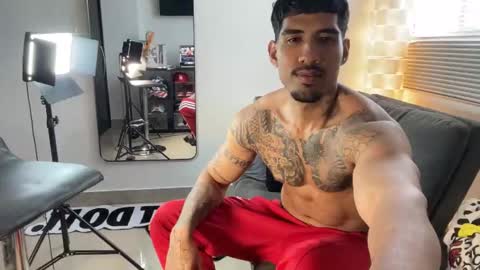 Snapshot of myke_esthetic chatting on 11/30/25, 04:55 Myke esthetic online show from 11/30/25, 04:55