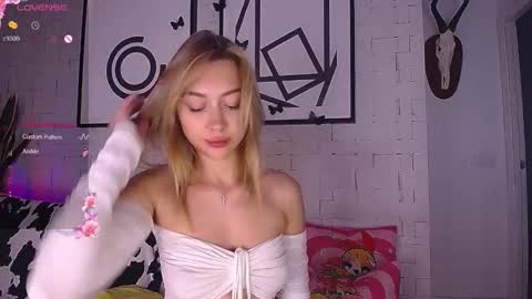 mynameisnikki_ online show from 10/05/25, 10:02