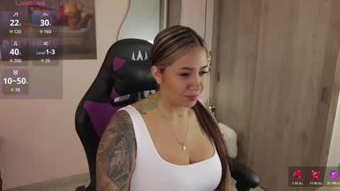 Snapshot of mysaris3 chatting on 10/27/25, 12:09 S A R A online show from 10/27/25, 12:09