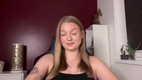 Snapshot of mysteryericax chatting on 05/05/26, 11:29 Erica online show from 05/05/26, 11:29