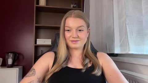 Snapshot of mysteryericax chatting on 05/25/26, 11:27 Erica online show from 05/25/26, 11:27