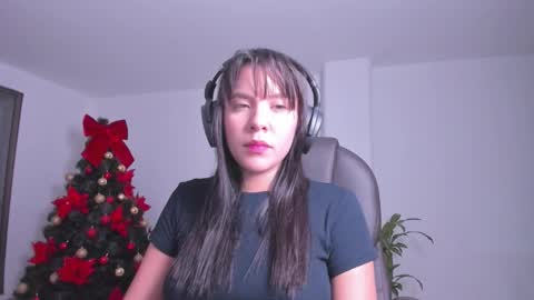Snapshot of mysteyes chatting on 12/16/25, 11:21 Elena online show from 12/16/25, 11:21