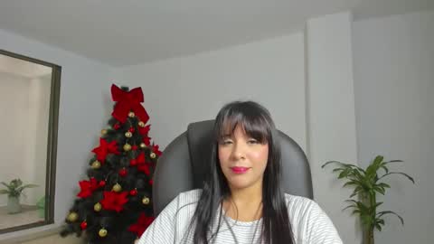 Snapshot of mysteyes chatting on 12/19/25, 07:43 Elena online show from 12/19/25, 07:43
