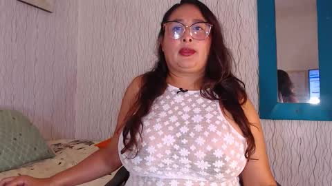 Snapshot of nadiawhite_ chatting on 10/17/25, 05:48 Nadia online show from 10/17/25, 05:48