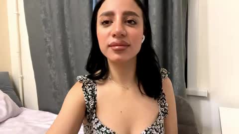 Snapshot of nadinevanni chatting on 06/04/26, 04:13 Leya online show from 06/04/26, 04:13