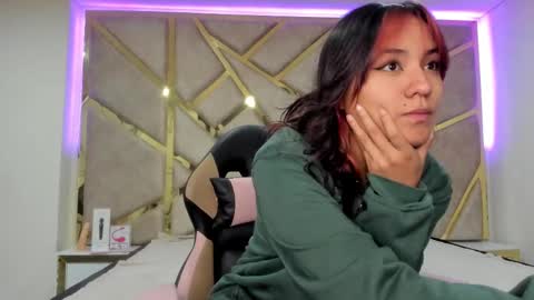 Snapshot of nahia_low chatting on 02/18/25, 02:59  Valeria  online show from 02/18/25, 02:59