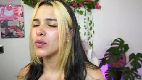 Snapshot of naho_4269 chatting on 04/25/26, 01:19 Naho Sigueme en mis Redes Sociales Follow me on my social networks online show from 04/25/26, 01:19