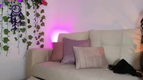 Snapshot of naho_4269 chatting on 05/18/26, 04:07 Naho Sigueme en mis Redes Sociales Follow me on my social networks online show from 05/18/26, 04:07