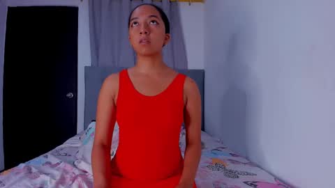 Snapshot of nahomi_miller_ chatting on 03/09/25, 01:25 Laura online show from 03/09/25, 01:25