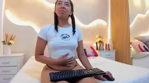 Snapshot of nahomi_miller_ chatting on 02/22/26, 11:25 Laura online show from 02/22/26, 11:25