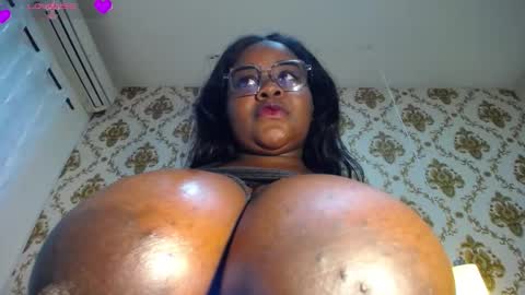 Snapshot of nahybig_boobs chatting on 10/10/25, 09:36 Karatbby online show from 10/10/25, 09:36