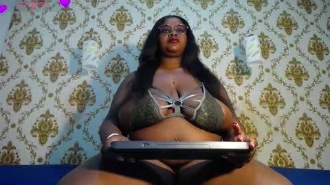 Snapshot of nahybig_boobs chatting on 10/27/25, 08:24 Karatbby online show from 10/27/25, 08:24