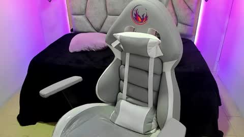 Snapshot of naia_karter chatting on 02/13/25, 01:19 online show from 02/13/25, 01:19