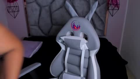 Snapshot of naia_karter chatting on 02/14/25, 10:14 online show from 02/14/25, 10:14