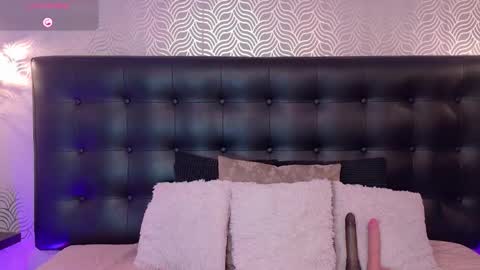 naiaramasson_ online show from 11/18/25, 12:20