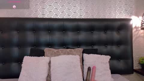 naiaramasson_ online show from 11/28/25, 12:08