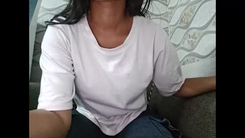 Snapshot of naina00123 chatting on 10/25/25, 04:02 Naina online show from 10/25/25, 04:02