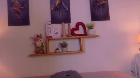 nairagold_ online show from 06/14/26, 12:41