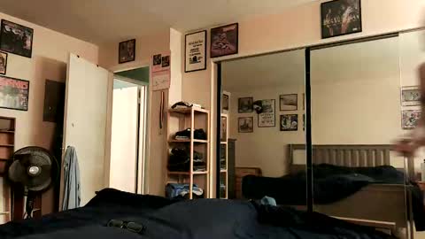 Snapshot of nakedmonkey chatting on 11/19/25, 01:49 nakedmonkey online show from 11/19/25, 01:49