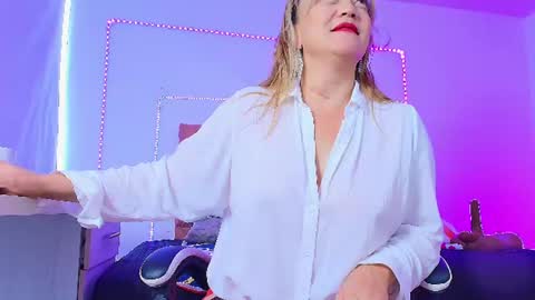 Snapshot of naomi_diamond_ chatting on 06/16/26, 11:24 Naomi online show from 06/16/26, 11:24