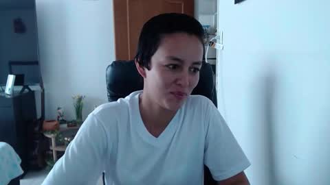 Snapshot of naomi_l0ve chatting on 10/23/25, 05:12 Lucy online show from 10/23/25, 05:12