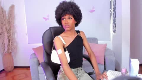 Snapshot of naomisaenz_ chatting on 06/08/26, 01:33 N A O M I online show from 06/08/26, 01:33
