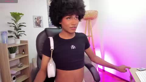 Snapshot of naomisaenz_ chatting on 06/17/26, 09:45 N A O M I online show from 06/17/26, 09:45