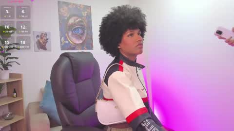 Snapshot of naomisaenz_ chatting on 06/20/26, 10:18 N A O M I online show from 06/20/26, 10:18