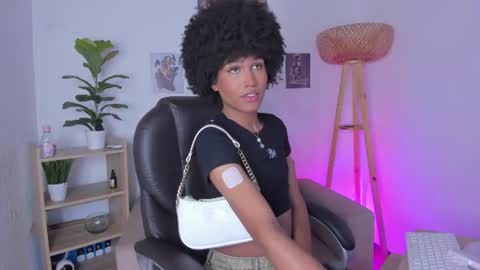 Snapshot of naomisaenz_ chatting on 06/23/26, 09:07 N A O M I online show from 06/23/26, 09:07