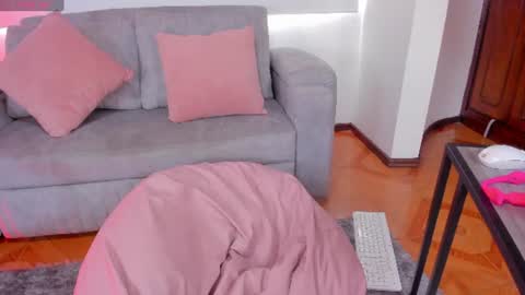 Snapshot of naomisaenz_ chatting on 07/17/26, 03:50 N A O M I online show from 07/17/26, 03:50