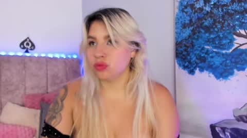 Snapshot of naomisanz_ chatting on 04/23/26, 12:29 Laura online show from 04/23/26, 12:29